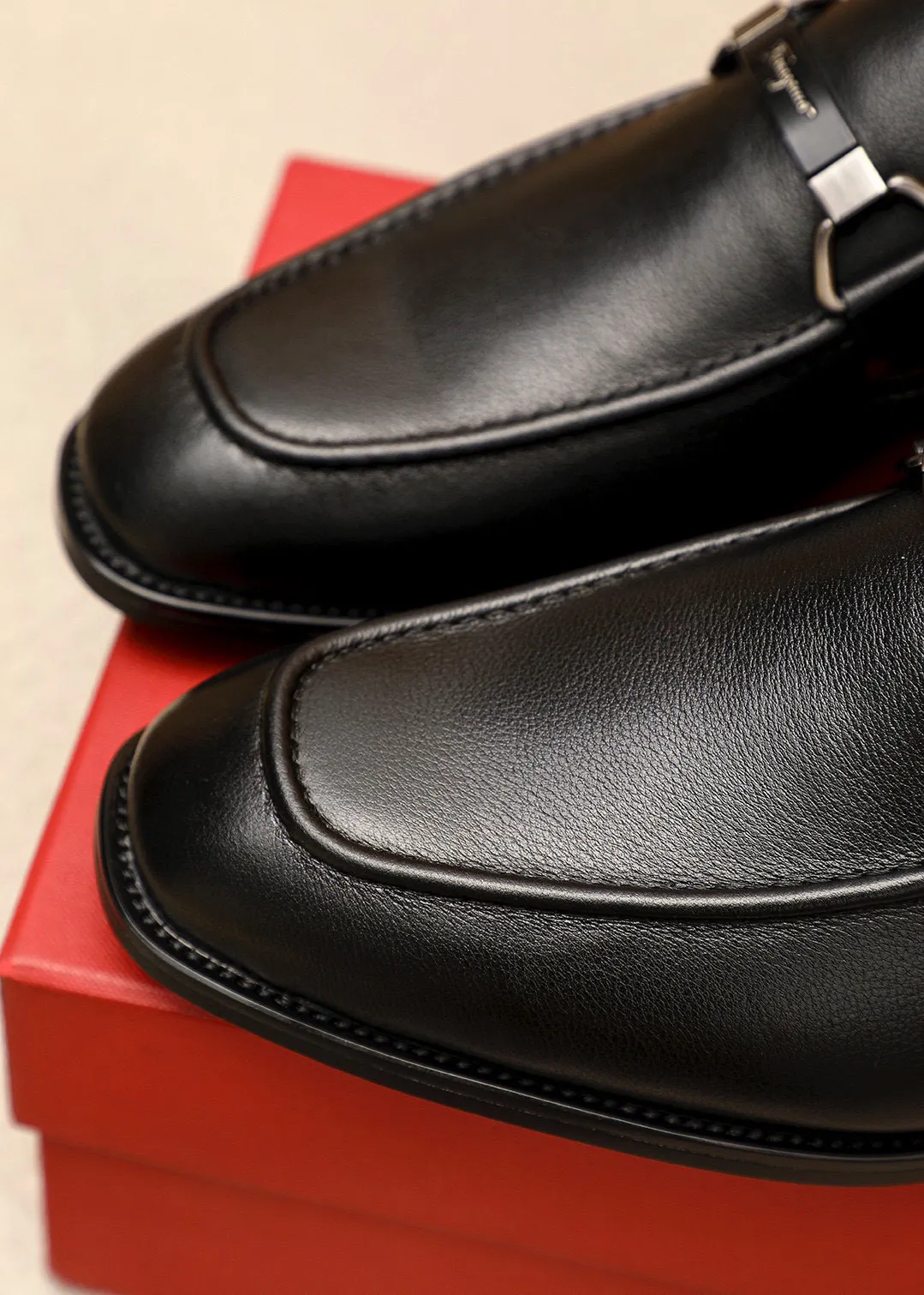 Men's shoes 💰460 💐 Product trademark: Ferragamo "Ferragamo" casual leather shoes Regular size: 38-44 (45.46🉑️customized) Product materials: Selected imported first-layer calfskin upper + luxury hardware buckle, imported water-dyed cowhide leather lining. Strong three-dimensional visual effect, original rubber outsole Color: 3⃣️colors available